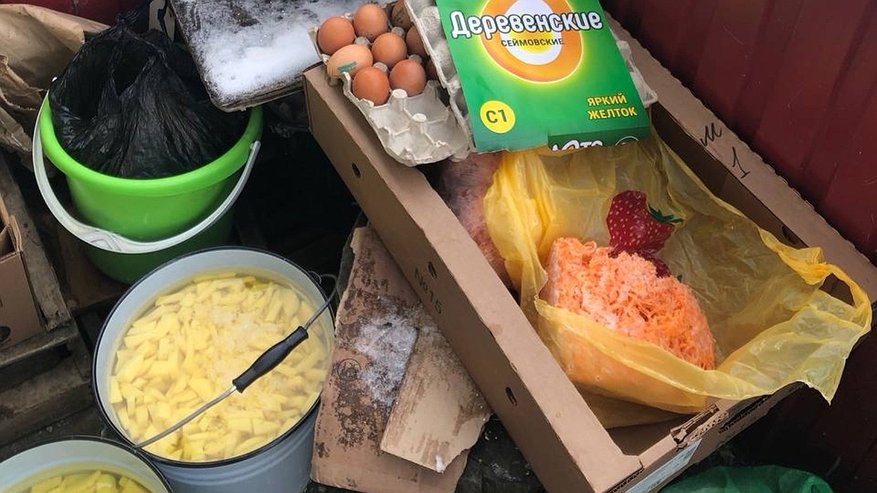 Главная картинка новости: В одной из школ Чувашии продукты для питания детей хранили рядом с отходами