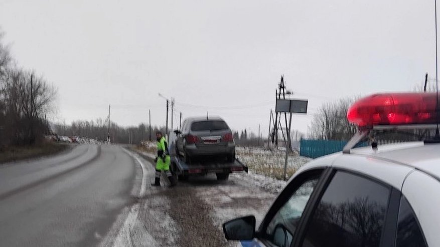 Главная картинка новости: Сотрудники ДПС Чувашии забрали "Мерседес" у водителя за опасные маневры на дороге