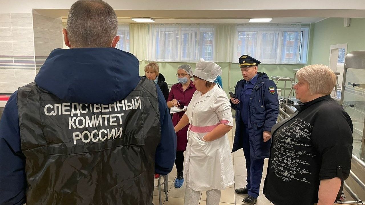 Главная картинка новости: Пищеблок школы, где массово отравились дети, хотят открыть досрочно