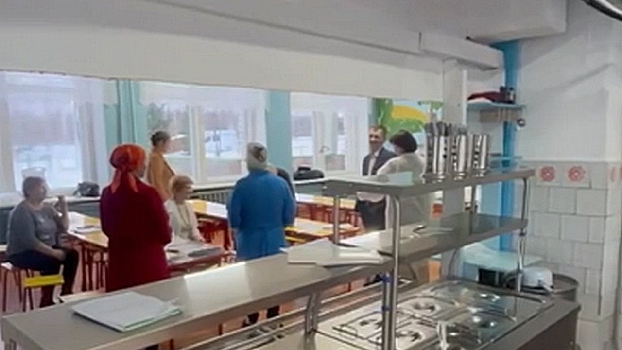 Главная картинка новости: В Аликовском районе ученики школы попали в больницу с симптомами отравления