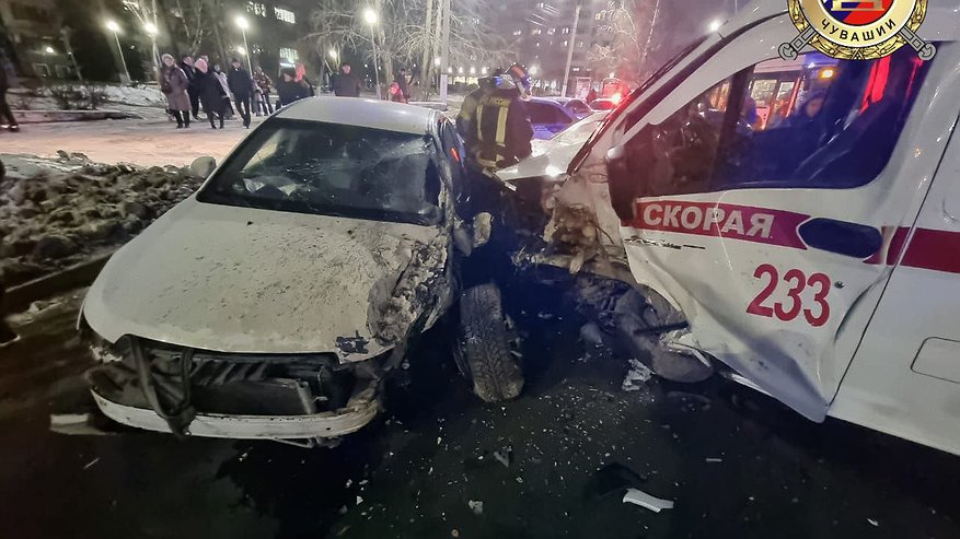 Главная картинка новости: В ДТП с машиной скорой помощи в Чебоксарах пострадали семь человек: новые подробности аварии