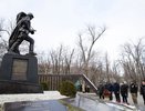 В Чебоксарах возложили цветы к памятникам в День героев Отечества