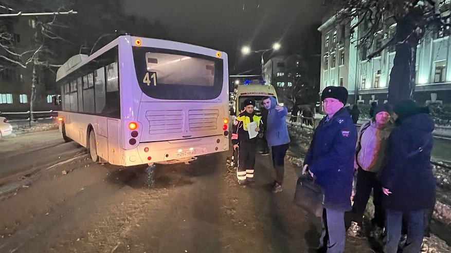 Главная картинка новости: В Чебоксарах восьмилетний мальчик попал под колеса автобуса № 41