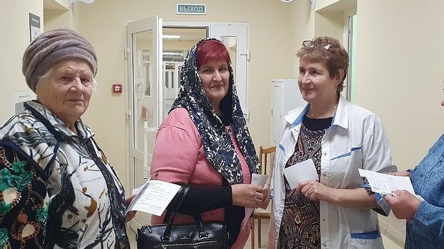 Главная картинка новости: Мобильные бригады Минтруда Чувашии помогают пенсионерам добраться до врача