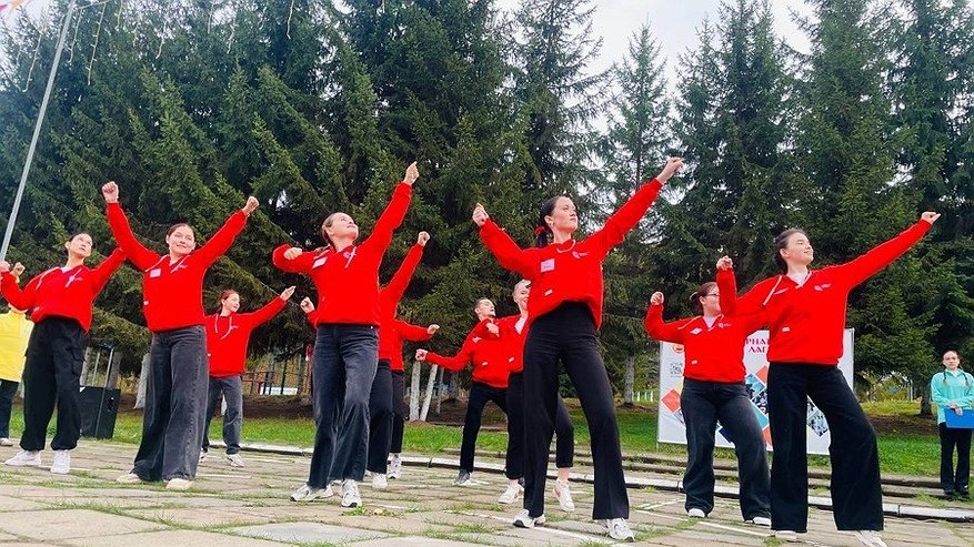 Главная картинка новости: Открыт приём заявок на первую смену «Губернаторского лагеря» в 2025 году