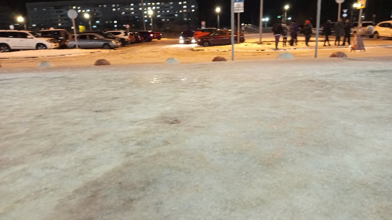 Главная картинка новости: Жители Чувашии жалуются на скользкие дороги и тротуары