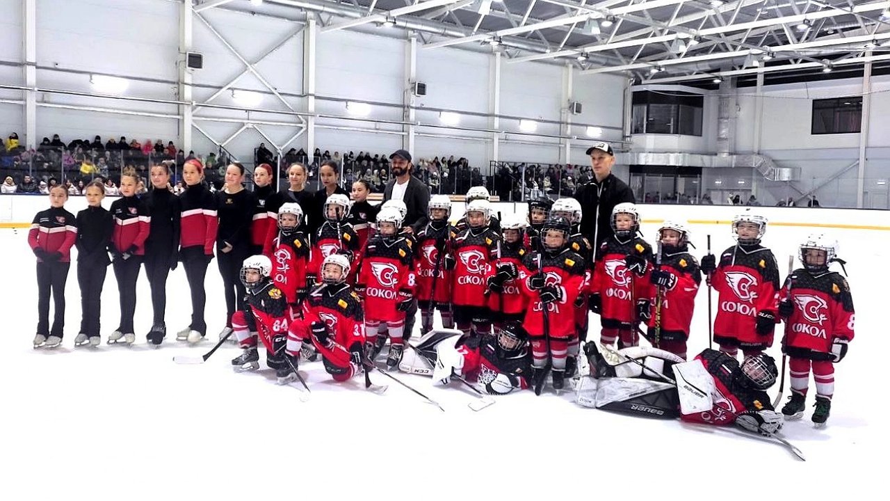 Главная картинка новости: 14 декабря на Первом канале выйдет сюжет с Ильей Авербухом про каток в Чебоксарах