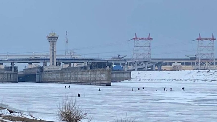 Главная картинка новости: В Новочебоксарске десятки рыбаков-экстремалов вышли на тонкий лед рядом с ГЭС
