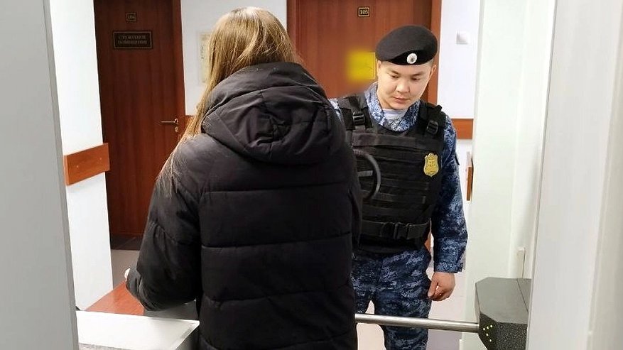 Главная картинка новости: В Марпосаде женщина пришла в суд с боеприпасами и попалась на входе