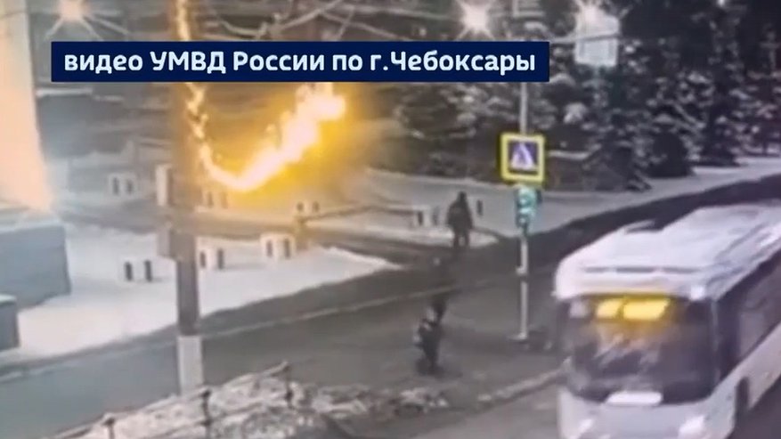 Главная картинка новости: "Полицейский Дед Мороз" поддержал второклассника, которого сбил автобус в Чебоксарах