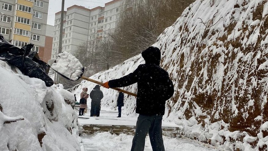 Главная картинка новости: В Чебоксарах восстанавливают подпорную стенку