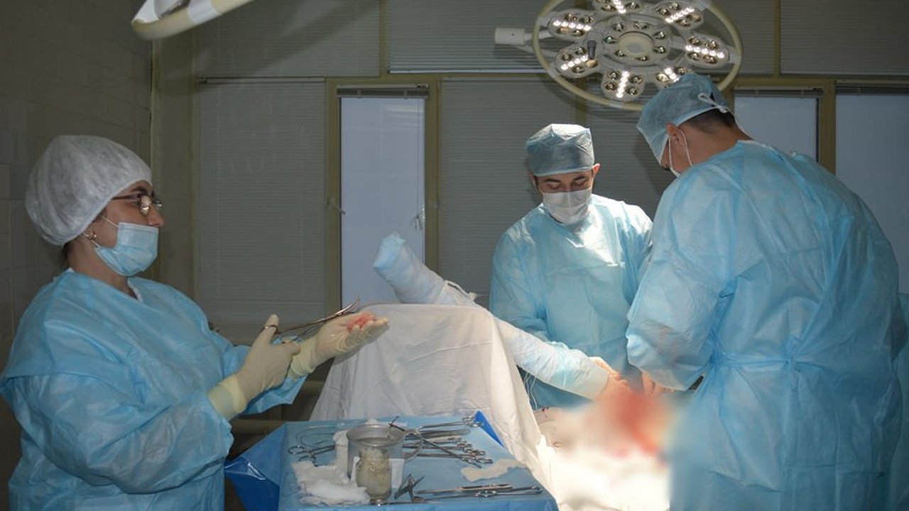 Главная картинка новости: Хирурги Новочебоксарской больницы спасли жизнь 87-летней пациентке