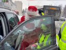 В Чувашии "Полицейский Дед Мороз" поздравил водителей с наступающим Новым годом