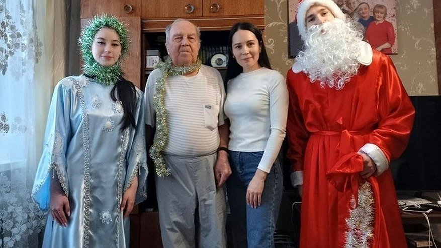 Главная картинка новости: В Минтруда Чувашии организовали "Новый год с доставкой на дом" для пенсионеров