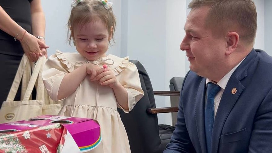 Главная картинка новости: "Елка желаний": Владимир Степанов исполнил мечту 4-летней Алисы из Чебоксар