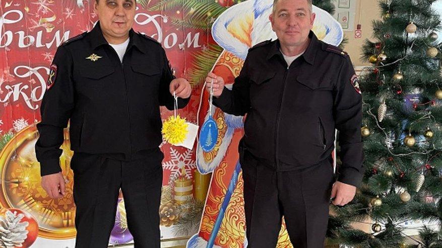 Главная картинка новости: Полицейские исполнили желания малышей из Урмарского округа