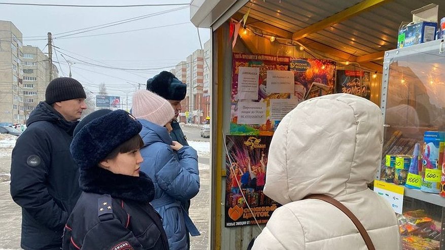 Главная картинка новости: В Чебоксарах ловят нелегальных продавцов пиротехники
