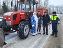 В Чувашии хорошим трактористам Дед Мороз дарит подарки