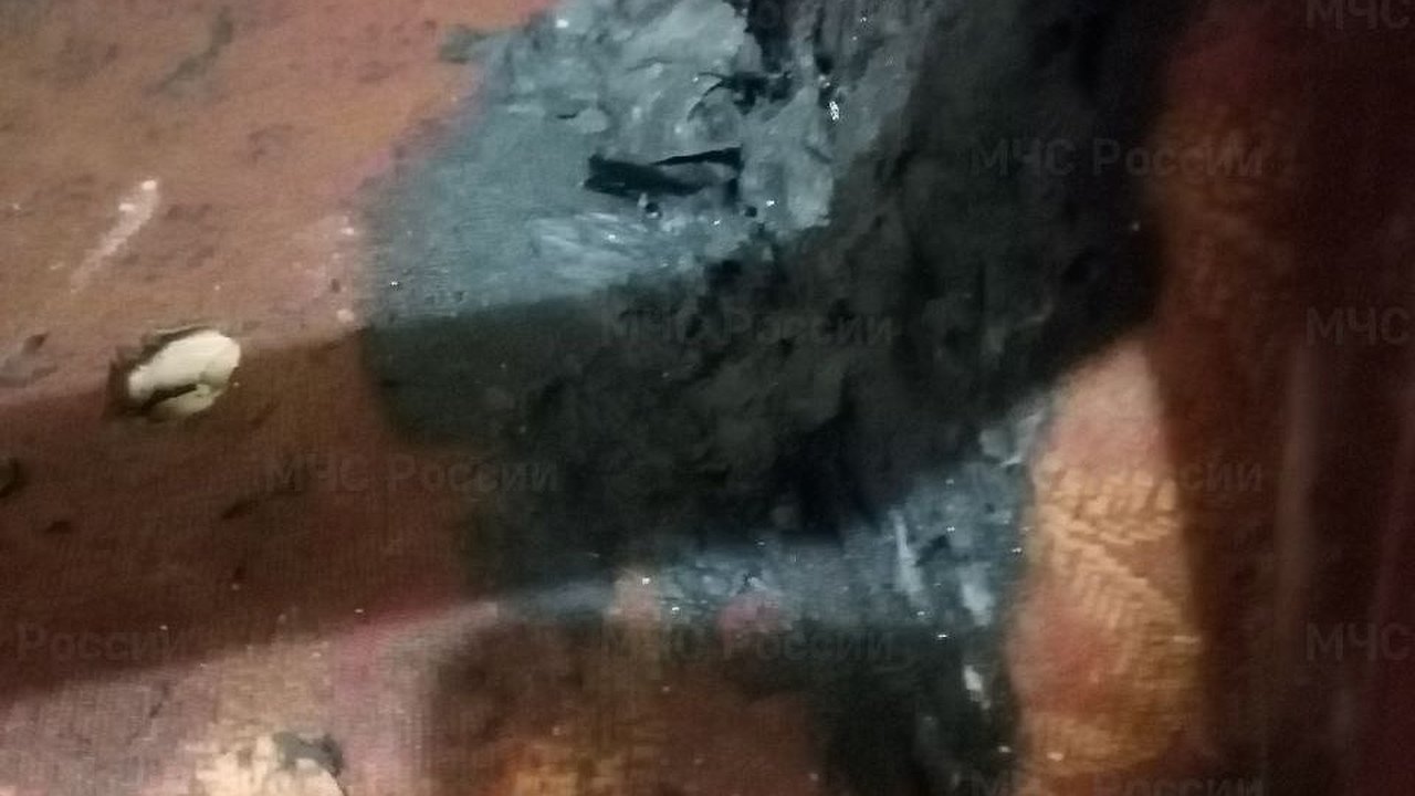 Главная картинка новости: В Чувашии трехкомнатная квартира загорелась из-за непотушенной сигареты