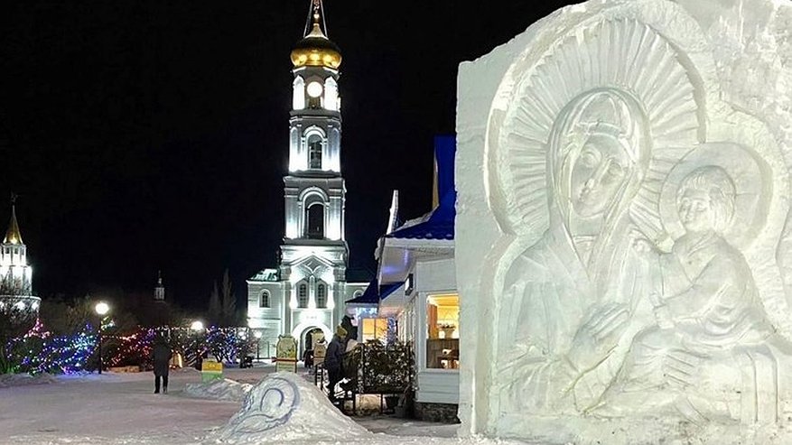 Главная картинка новости: Мастера ледовой скульптуры из Чувашии помогли украсить Раифский монастырь