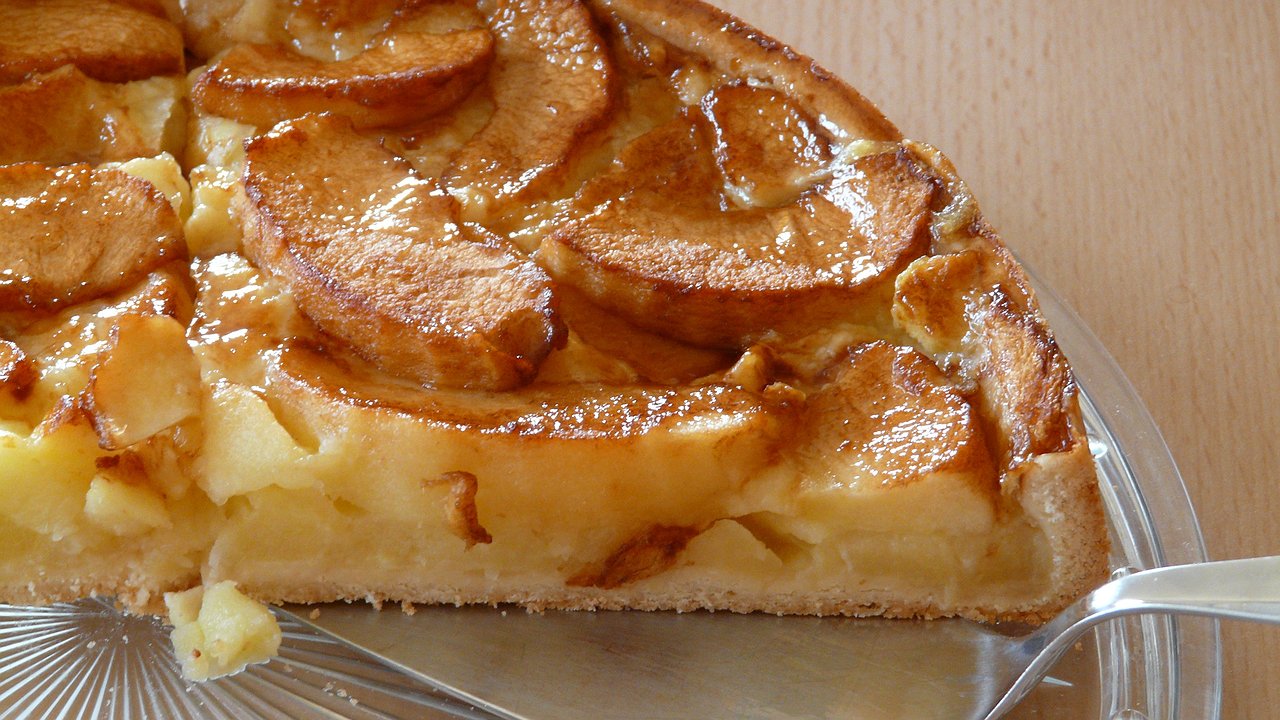 Главная картинка новости: Замешиваем за несколько минут и подаем ароматный яблочный пирог: съедается до того, как успеет остыть — прекраснее шарлотки