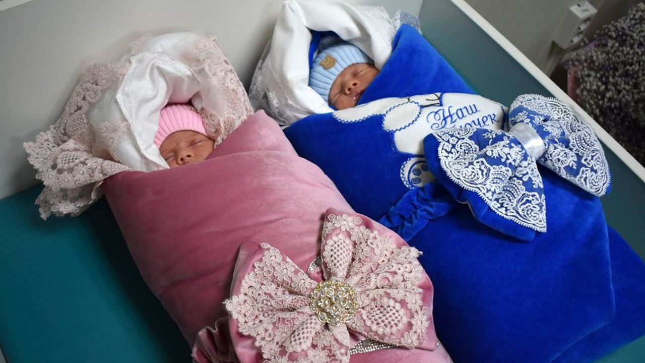 Главная картинка новости: В Чувашии выписали первую в 2025 году «королевскую двойню» - близняшек Александру и Дмитрия