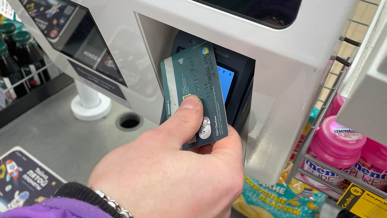 Главная картинка новости: Всем, у кого есть карта "Мир", установили срок до конца февраля. Позже шанса не будет