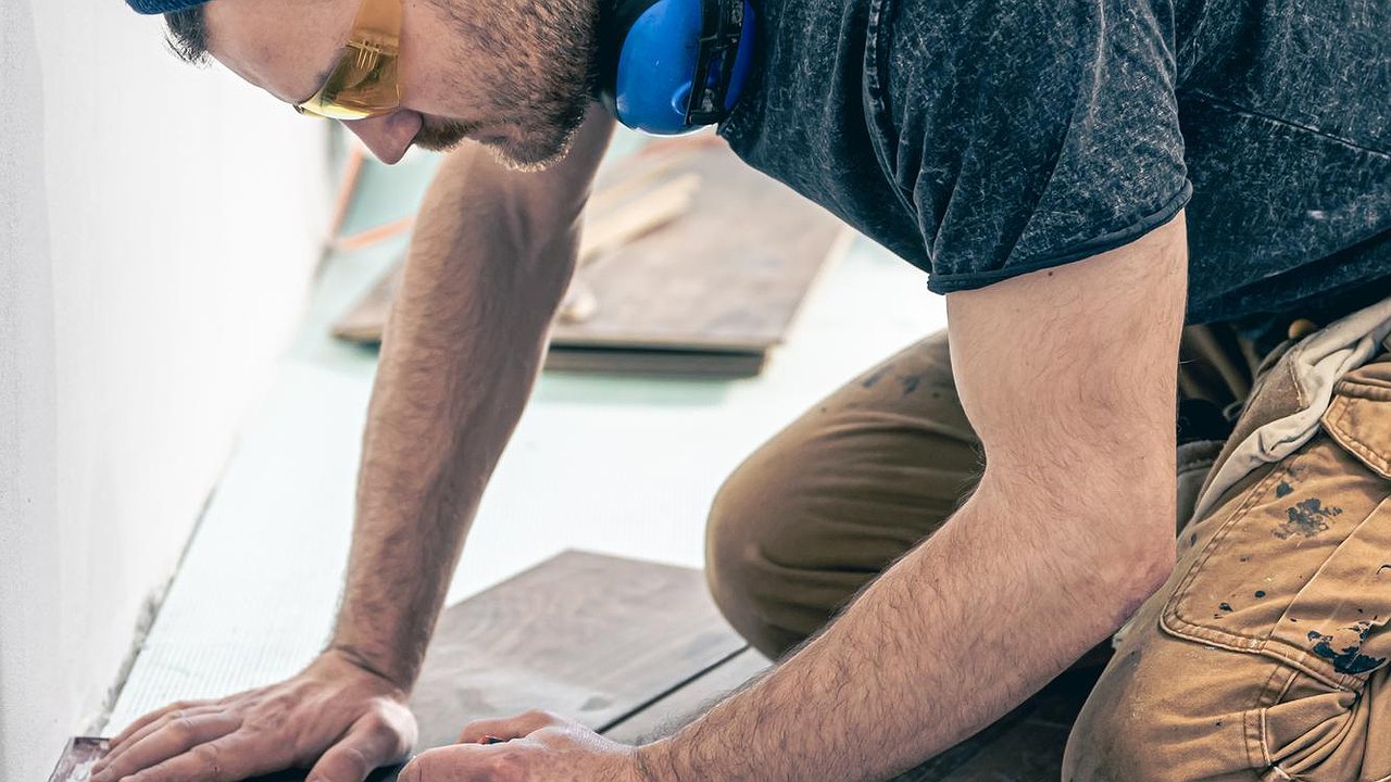 Главная картинка новости: Выбрасывайте обычный ламинат — есть вариант получше: недорогой "вечный" пол — круче любого паркета и линолеума