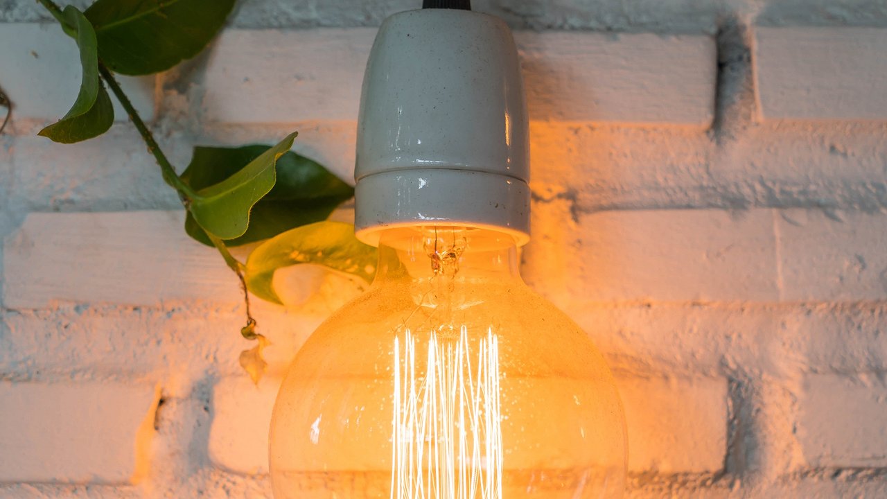 Главная картинка новости: Цены за электричество резко поменяются с февраля – озвучены новые тарифы ЖКХ