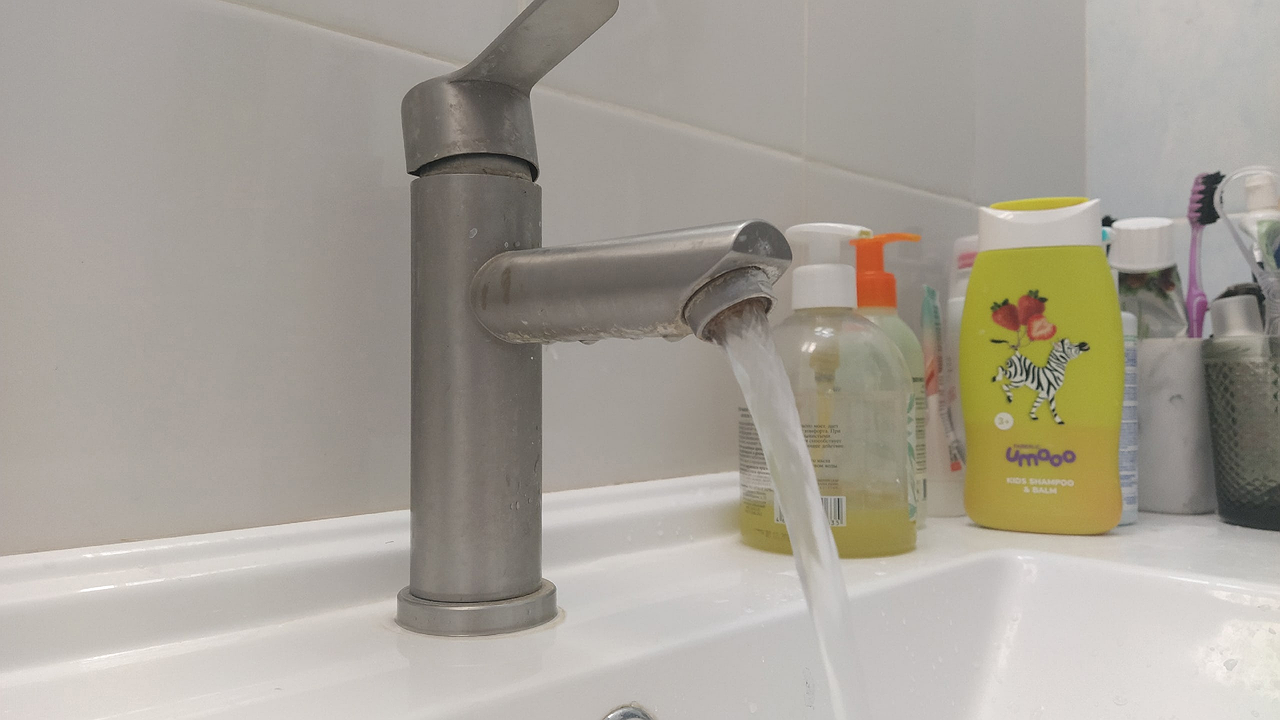 Главная картинка новости: Кидаю 4 ложки в слив — и многовековой засор разъедается в миг: никакой химозы и вантуза