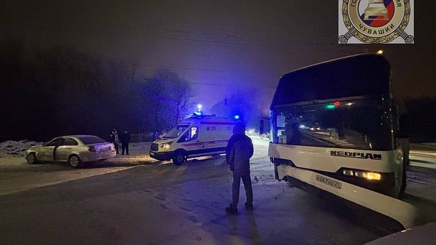 Главная картинка новости: В Новочебоксарске столкнулись автобус и "Шевроле": пострадали водитель и пассажиры
