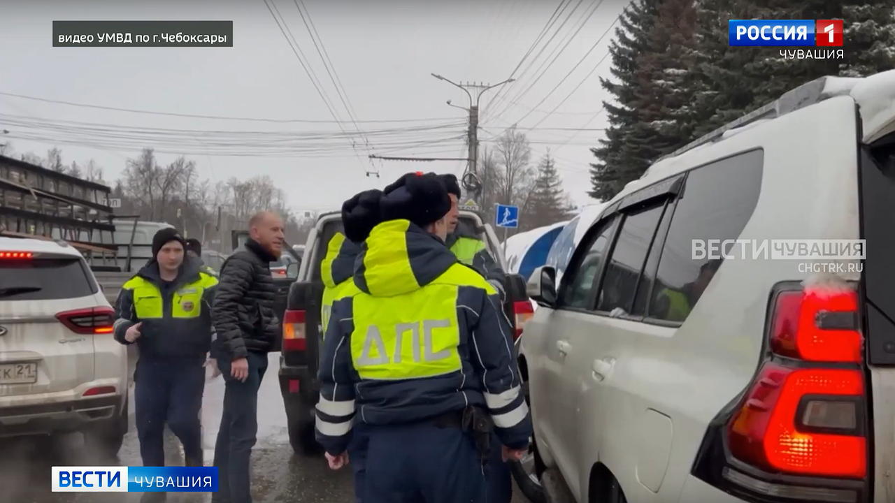 Главная картинка новости: Чебоксарец на УАЗе помог задержать пьяного водителя, удиравшего от полиции