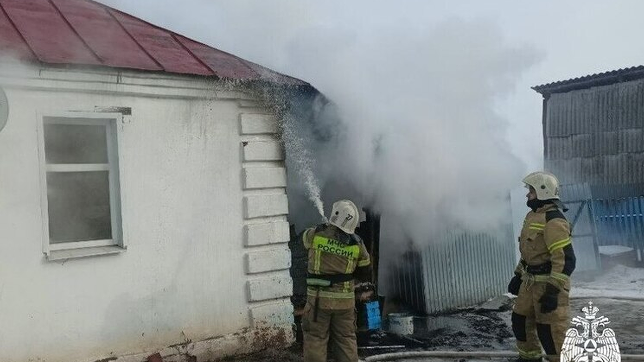 Главная картинка новости: Непотушенный окурок привел к пожару в частном доме в Вурнарском округе