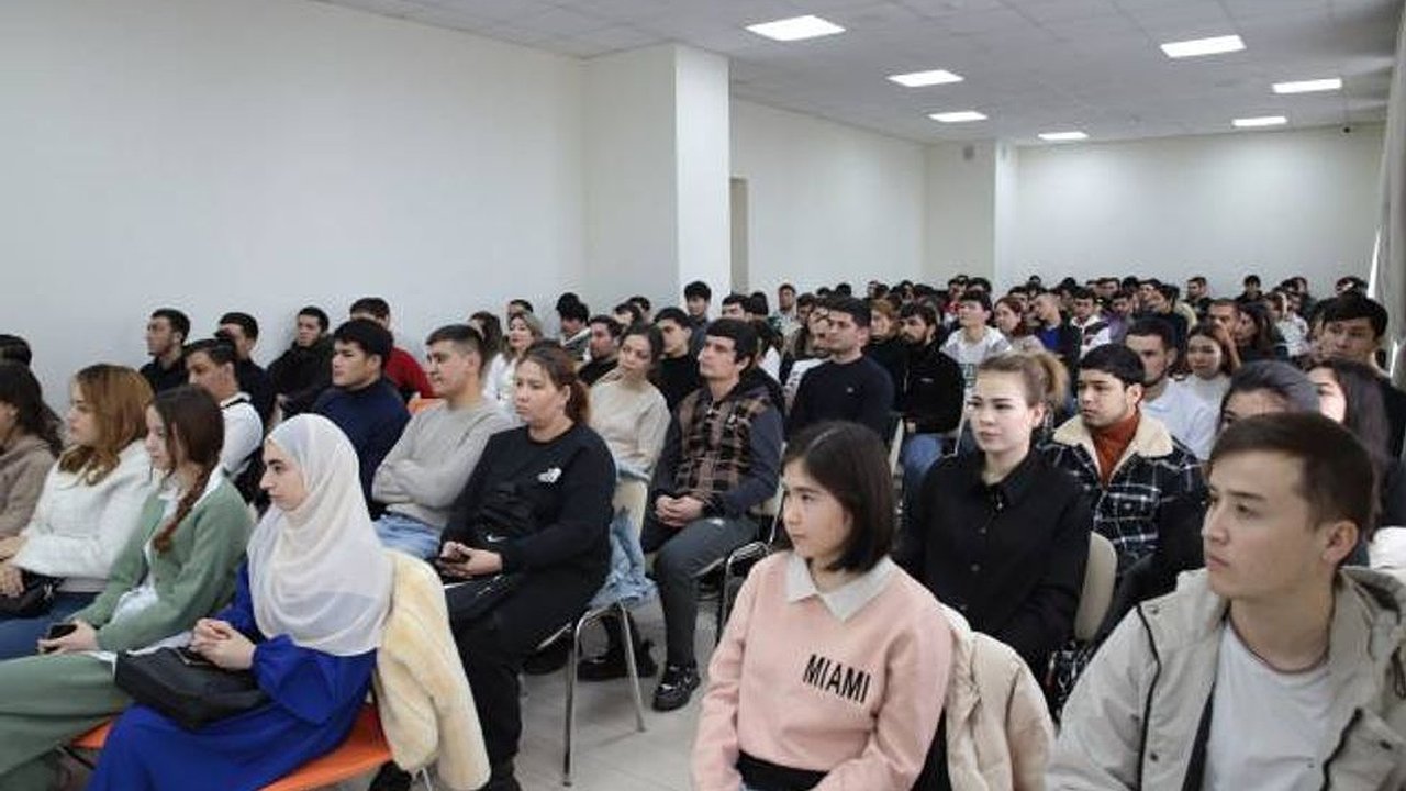 Главная картинка новости: В Чувашии иностранным студентам напомнили законодательные требования РФ