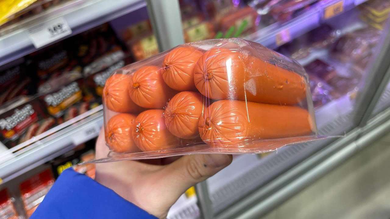 Главная картинка новости: Эти марки сосисок не стоит брать даже по 75% скидке: они оказались в черном списке Роскачества