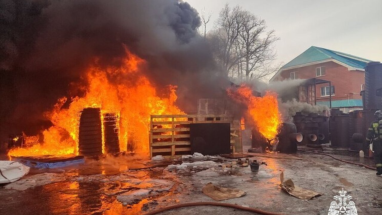 Главная картинка новости: В Чебоксарах ликвидирован пожар на складе пластиковых труб