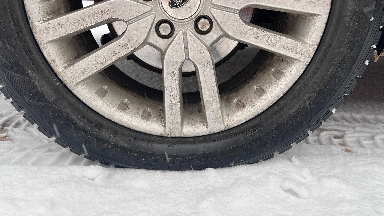 Главная картинка новости: С 28 марта водителей начнут штрафовать за такой тип колес - вот кто первый в списке