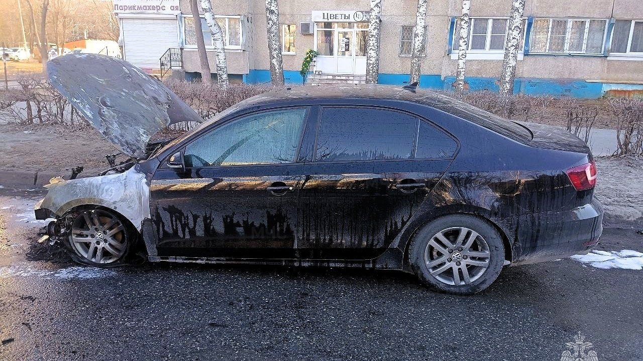 Главная картинка новости: В Чебоксарах огонь повредил две иномарки