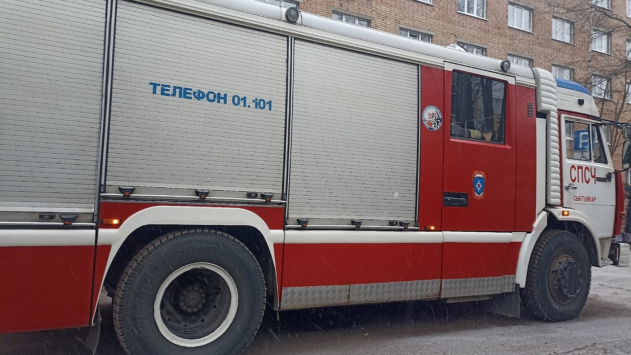 Главная картинка новости: Во время пожара житель Чувашии лишился дома во время пожара