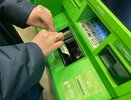 Всех, кто снимает наличные с банковских карт, ждет неприятный сюрприз. Спишется сразу две суммы