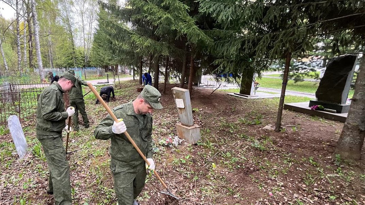 Главная картинка новости: Чувашские следователи провели субботник в преддверии юбилея Победы