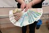 Миниатюра новости: Россиянам решили срочно дать по 10 000 рублей от СФР. Названа дата прихода денег на карту