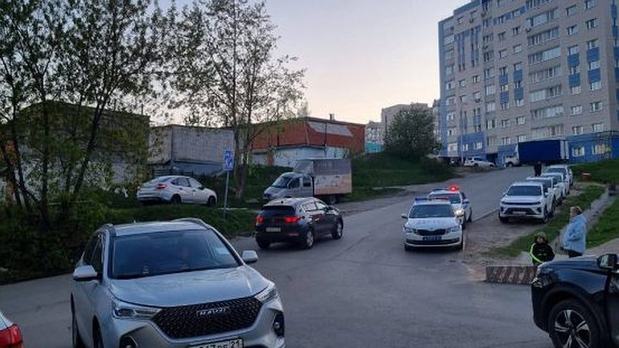 Главная картинка новости: В Чебоксарах второклассник на самокате попал под машину