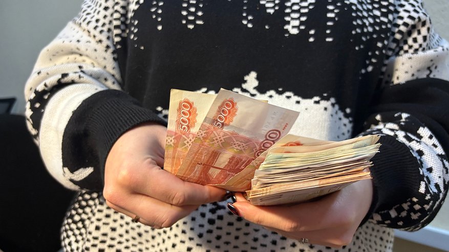 Главная картинка новости: Россиянам после праздников дадут по 12 000 рублей от СФР. Названа точная дата прихода денег на карту