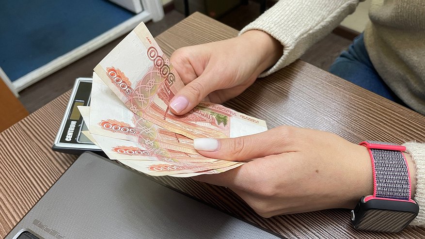 Главная картинка новости: Каждый получит по 10 000 рублей на карту «Мир». Деньги начислят до 17 мая