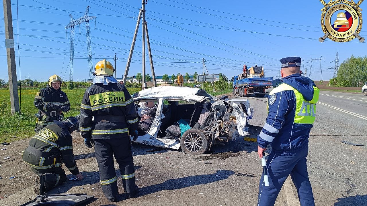Главная картинка новости: Смертельное столкновение легковушки и КамАЗа произошло под Чебоксарами