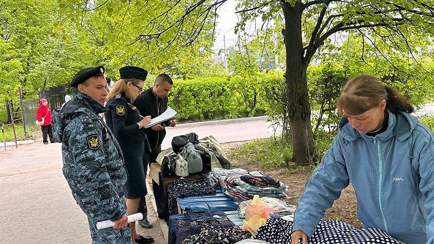Главная картинка новости: В Чебоксарах конфисковали товар у нелегального продавца