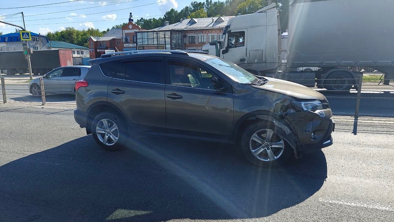 Главная картинка новости: Трагедия на "зебре" в Кугесях: водитель сбил троих пешеходов, включая ребенка