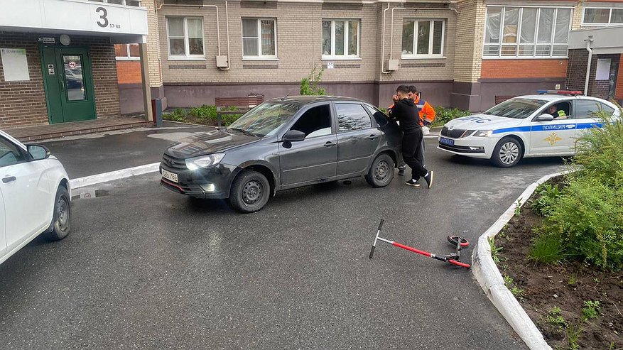 Главная картинка новости: В Чебоксарах автомобиль наехал на ребенка на самокате: девочка в больнице