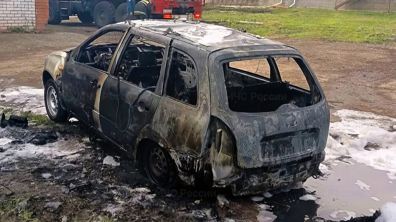 Главная картинка новости: "Лада Калина" сгорела в Чувашии из-за искр от сварки